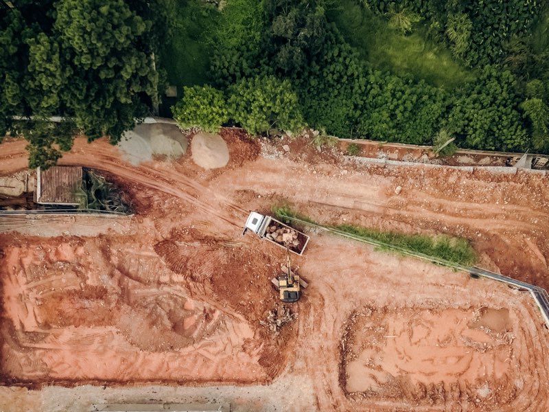 Letecký pohľad na stavenisko a rozryté pozemky